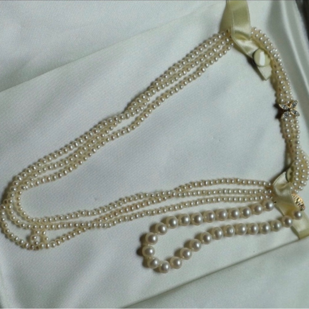 Gorgeous 18k , diamond clasp pearl necklace and bracelet